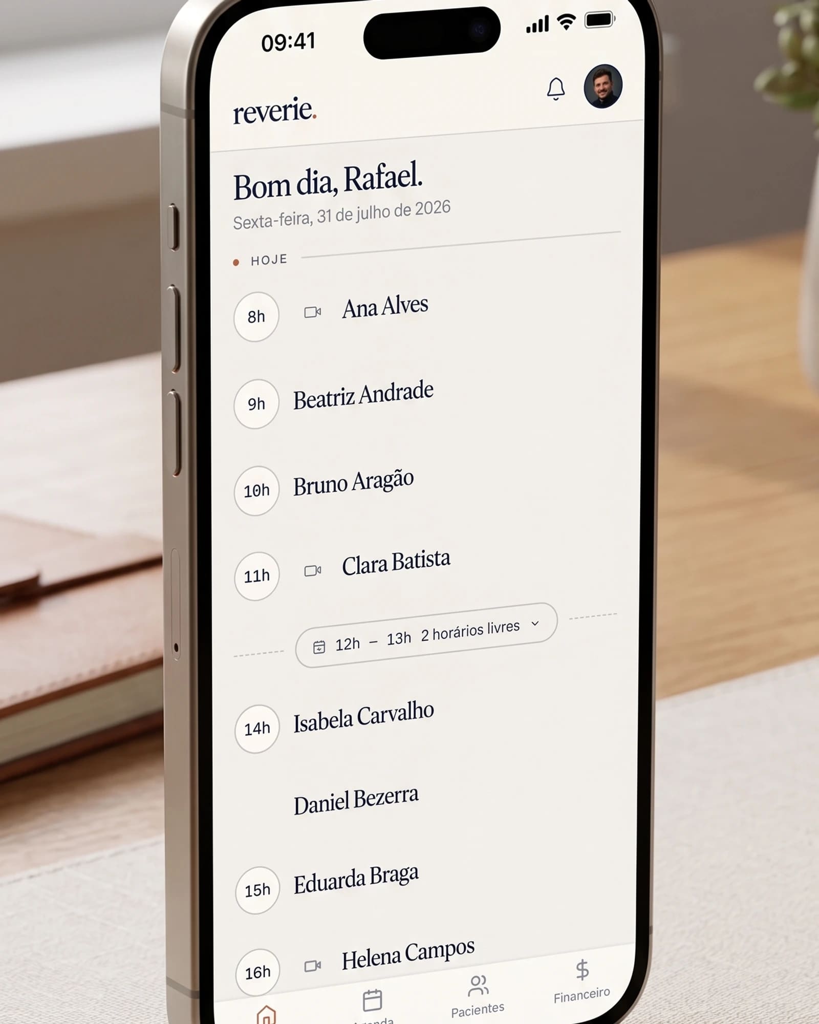 O mesmo celular apoiado na mesa da cozinha, com a agenda do dia na tela.