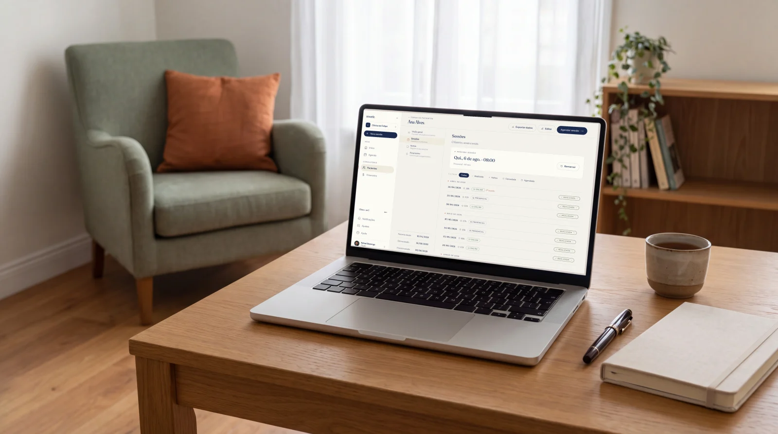 O prontuário da Reverie aberto em um laptop, sobre a mesa de um consultório.